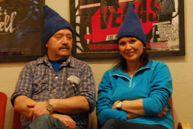 Bygdekinomaskinist Kjell Wehus (t.v.) og Irene Falck Jensen, som er ansvarlig for Årets bygdekino, under en kinoforeslilling i vinter.