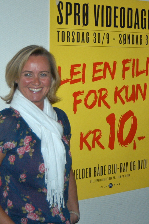 Elisabeth Granlund fra Video Nova foran plakaten for Videodagene 2010.