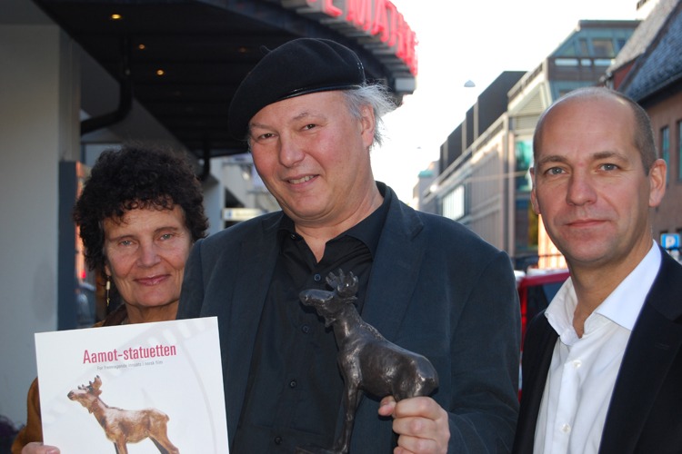 Gunnar Strøm med Aamot-statuetten. Her med juryleder Anja Breien og Film & Kinos styreleder Knut Even Lindsjørn. Foto: Film & Kino.