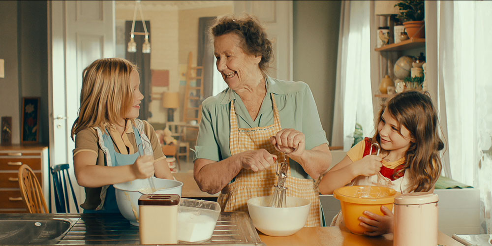 Amund Wiegand Blakstvedt (Mads), Marit Opsahl Grefberg (Mormor) og Anna Petronella Gurowska Nygaard (Mona) i Mormor og de åtte ungene