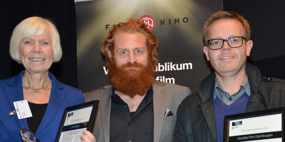 Film & Kino ved Lene Løken (t.v.) og Nordisk Film Distribusjon ved Simon Kvame (t.h.) mottok priser fra Kristoffer Evju (midten) på vegne av Fremtidens kino under Den norske kinokonferansen i Trondheim 21. november 2013. Foto: Sigurd Moe Hetland.