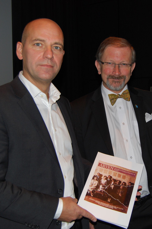 Organisasjonsutvalgets leder Petter Steen (tv) overrakte utvalgets innstilling til Film & Kinos styreleder Knut Even Lindsjør (th) torsdag 28.11.2013.