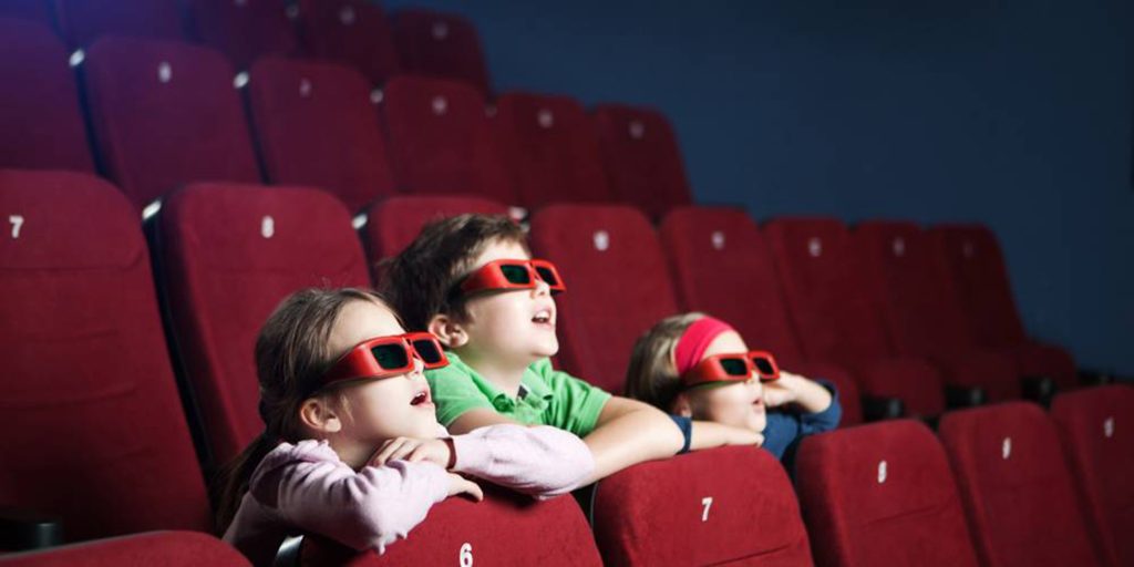 Barn i kinosal med 3D-briller